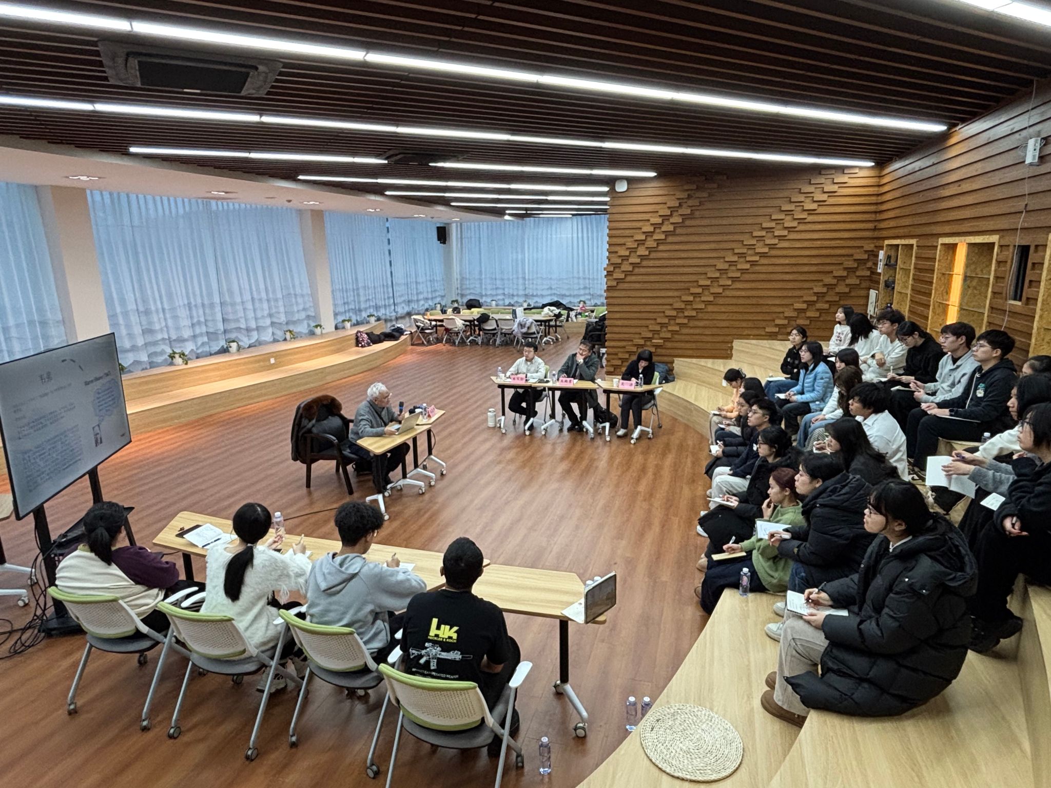 计算语言学开拓者冯志伟先生为我校英语AI实验班新生讲学